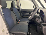 ゆったりと座れる運転席シートですのでストレスなく運転が出来ますよ!