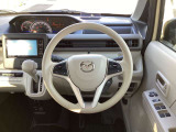 運転席は運転に集中出来るようなデザインになっており、操作のボタンも押しやすい位置にあります。