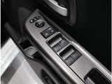 ドア内側、手の届きやすい位置にドアガラスの開閉スイッチ(パワーウインドウ)があります。運転席にはいたずら防止のためのロック付!