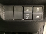 VSA装備車です。VSAはドライバーの操作と車の動きを見守っています。もし車の挙動が乱れたとき、4輪別々にブレーキをかけたり、エンジンパワーをしぼることによって車を安定させます。