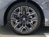 BMW純正20インチホイール。洗練されたデザインで、足元の個性を引き立てます。