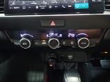 運転席からも手が届きやすく、操作しやすい空調コントロールパネル。オートエアコンなので操作の煩わしさが無くオールシーズン快適にドライブできます。快適空間で運転に集中できますね。