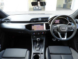 安全で快適な運転をサポートするアウディバーチャルコックピット。多機能でありながら優れた操作性で、シンプルで美しいインテリアデザインに溶け込んでいます。