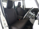 【清潔感のある運転席&助手席】隅々までクリーニングの行き届いた運転席&助手席。目立ったシミや汚れ等もございません。快適なドライブをどうぞ。