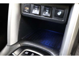 データ転送/給電用のUSBが装備されています。車内にあると便利なアイテムのひとつですね!充電中のスマホなどの置き場に便利なトレイも備えています。