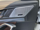 ハーマンカードンのスピーカーで迫力のあるサウンドをお楽しみいただけます。