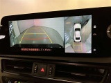映像で見づらい車両周辺の確認をアシスト。クルマを真上から見ているような映像を表示。 運転席から確認しにくい車両周囲の状況を把握。