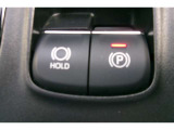 「P」ポジションに入れると自動で作動。「HOLD」スイッチを押し、システムONの状態にしておくことで、渋滞や信号待ちなどでブレーキを踏んで停車したときにブレーキを保持。アクセルを踏むと解除。