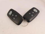 電子キーをカバンやポケットに持っていれば、ドアハンドルやバックドアに付いているボタンを押すだけでドアの開閉ができます。手が塞がっている時、カバンの中からカギを探す必要がありません。