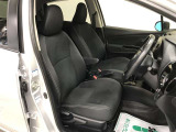 運転席周りは、包み込むようなシルエットで囲まれており、座ればコックピットにいるかのような気分にさせてくれます♪