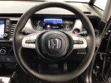 運転にかかわる様々な操作を安全に行えるように視点移動が少なく操作性に配慮されたスイッチ類が凝縮されたコクピットです。