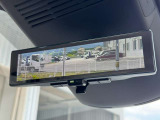 インテリジェントルームミラー搭載で、車の後方に設置されたカメラ映像を映し出してシートバックやヘッドレスト、同乗者に視界が遮られることがなく視認性が非常に良いです