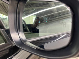 【ブラインドスポットモニター】走行中、ドアミラーの死角になりやすい箇所に後続車が接近するとサイドミラーのレンズに警告を表示!ドライバーに注意喚起をしてくれます。