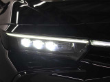 「アダプティブハイビームシステム(AHS)」が装備。LEDの配光範囲を細やかに制御し、先行車や対向車に光が当たる部分だけを自動的に遮光するので、ハイビームでの走行頻度がより向上します。