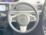 インテリアに合わせたデザインのステアリングは、運転される方のことも考え、運転しやすい形状、大きさです。是非一度、実際に触ってお確かめください。