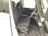 自社整備工場で点検整備をおこなってからお渡ししています。車検が残っている場合は『12ヶ月点検整備』を、車検整備付きの場合は『車検整備』をおこないます。整備費用は車両本体価格に含まれています。