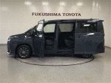 【まるごとクリーニング】シートを取り外し、車内を徹底洗浄。隅々まで丁寧に仕上げています。