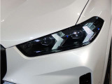 【LEDヘッドライト】先進のLEDテクノロジーを採用。放射される白色光の周波特性は太陽光に近く、バイキセノン・ヘッドライトを上回るコントラストで更に明るく輝きます!