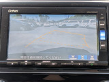 駐車時の安全確認をサポートするバックカメラも使用できます。インターナビで様々な情報を得ることもできます。