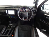 革巻きステアリングで快適な操作性の運転席です。