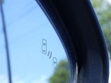 ブラインドスポットモニター付きで斜め後ろの死角からの車両の接近を表示いたします。