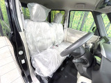 運転席シート廻りは使用感も少なく、良好な状態となっています。前オーナー様が丁寧に使っていたことがよくわかりますね。