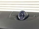 こちらもマセラティの伝統クロック。ディティールの中に特別な時間の始まりを予感します。