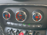 ●フロントシートヒーティング:運転席・助手席共にシートヒーターを装備しております。●デュアルオートエアコン:運転席・助手席それぞれで温度設定が可能な独立式オートエアコンを標準装備しております!