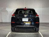 前・後方に車両や壁などの障害物がある場合、クルマが誤操作を察知して、衝突を未然に防ぎます。