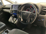 運転席周りのレイアウトをご覧ください。ナビゲーションが綺麗に装着されすっきり収まってますね!