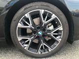 【BMWアロイホイル】軽量かつ強度に拘ったアロイホイル。走行性能ポテンシャルを引き出す設計。車の足元を引き締めてくれる大きなポイントはアロイホイルです。