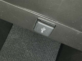 充電用USB端子付き。スマートフォンなどの充電に便利です。