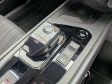 前後の動きだけで簡単に操作できる先進的なデザインの電制シフト。扱いやすく、手に馴染みやすい設計となっています