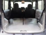 後席を倒した状態の荷室です。荷室は防汚素材で汚れてしまっても拭き取りができます。