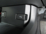 12V電源ソケットを設置しております。周辺機器の充電にご利用頂けます。便利なUSBジャックも付いています。