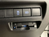 高速道路で便利な【ETC2.0】を装備しています。光ビーコン搭載で渋滞情報などナビゲーションと連動することで機能も充実いたします。他、観光施設に立ち寄るための高速料金割引サービス等もございます。