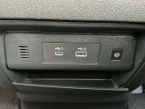 USB端子がタイプAとタイプCの二種類付いています!機器の充電だけではなく、ナビに接続することも可能なので、ポータブルオーディオなどを充電しつつ音楽を楽しんでいただくことも可能です。