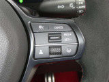 【レーダークルーズコントロール】(全車速追従機能付)付きです。車速に応じて追従支援してくれるので、ロングドライブも快適です。詳細は販売店スタッフまでおたずねください。