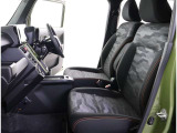 厚みがあって、座り心地のいいソファのようなシート。運転的も助手席もリラックスしてゆったりと座れます。