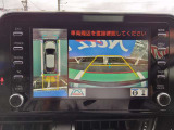 バックギアを入れるとナビ画面上に全方位モニターが表示されるので、車庫入れがラクになります。
