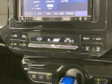 【オートエアコン】一度お好みの温度に設定すれば、車内の温度を検知し風量や温度を自動で調整。暑い&hellip;寒い&hellip;と何度もスイッチ操作をする必要はありません。快適な車内空間には必須の機能ですね♪