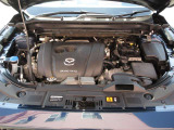 「SKYACTIV-G(ガソリン)」は、規格外の高圧縮を実現し、世界のエンジン技術者に驚きを与えました。さらに、それを維持したままノッキングの発生を抑え、熱効率を向上、走りにも寄与したエンジンです。