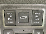 【両側パワースライドドア】スマートキーや運転席のスイッチで後席両側スライドドアの開閉が可能♪電動だから力を入れてドアを開ける必要が無く、小さなお子様でも簡単に開け閉めでき快適です♪