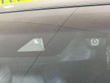 【トヨタセーフティセンス】走行中に前方の車両等を認識し、衝突しそうな時は警報とブレーキで衝突回避と被害軽減をアシスト。より安全にドライブをお楽しみいただけます。