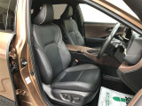 乗員を包み込むような造形と圧迫感を感じにくい水平な見晴らしで運転に集中できる空間の運転席!リフトアップしたことで、ヒップポイントが高くなり、乗降車もしやすくなっています!