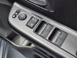 各席のパワーウインドウを手元で操作可能。使い勝手の良い設計です。