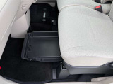 助手席下にスライド式のBOXが付いてます。