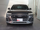 ●一目でAudiとわかる特徴的なシングルフレームグリル・LEDランプ。精悍なフロントマスクからAudiのスマートで上品なブランドを連想させてくれます。女性にも大変ご好評頂いております。