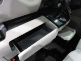 インストスライドボックス ティッシュボックスがまるまる一つ入るボックスです運転席からも開け閉め可能です