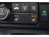 運転席・助手席に2段階の温度調整があるシートヒーターを装備。寒い朝、車に乗り込んですぐにシートヒーターをオン!温かさが広がり、冷たい朝も快適に始まります♪